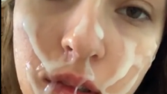 Ochtendseks: Tiener krijgt sperma in haar gezicht