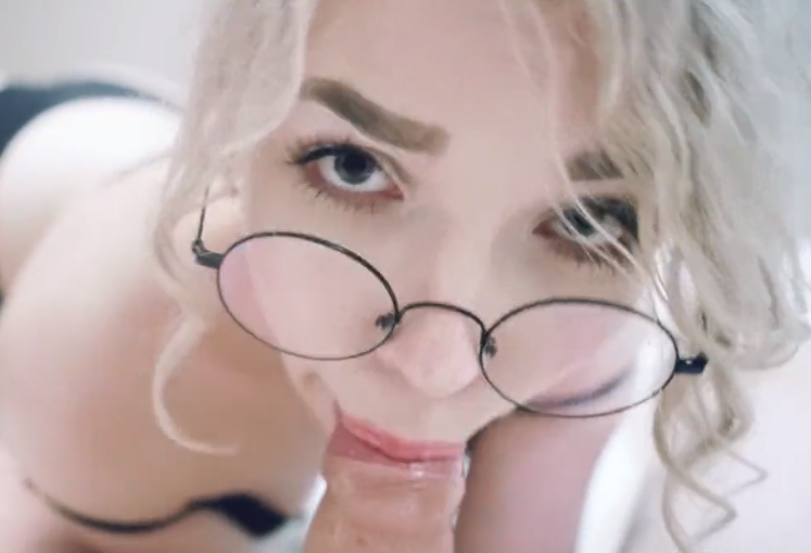 18-jarige blondje is nu al een slet