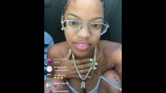 Instagram Thot “Rozay Molly” toont tieten en poesje live