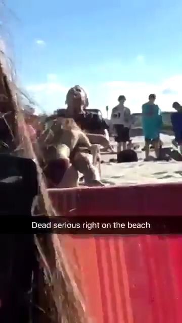 Dude krijgt blowjob op het strand