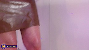 Uk Gilf Rose Is A 49 Year Old Granny With A Naughty Footfetish – MatureNl
